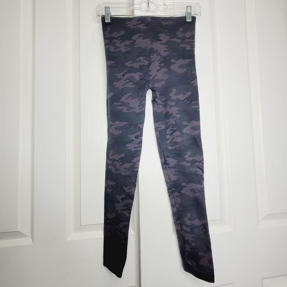 Spanx Look At Me Now Black Green Camo Print Cropped Compression Leggings Size M - Picture 5 of 5